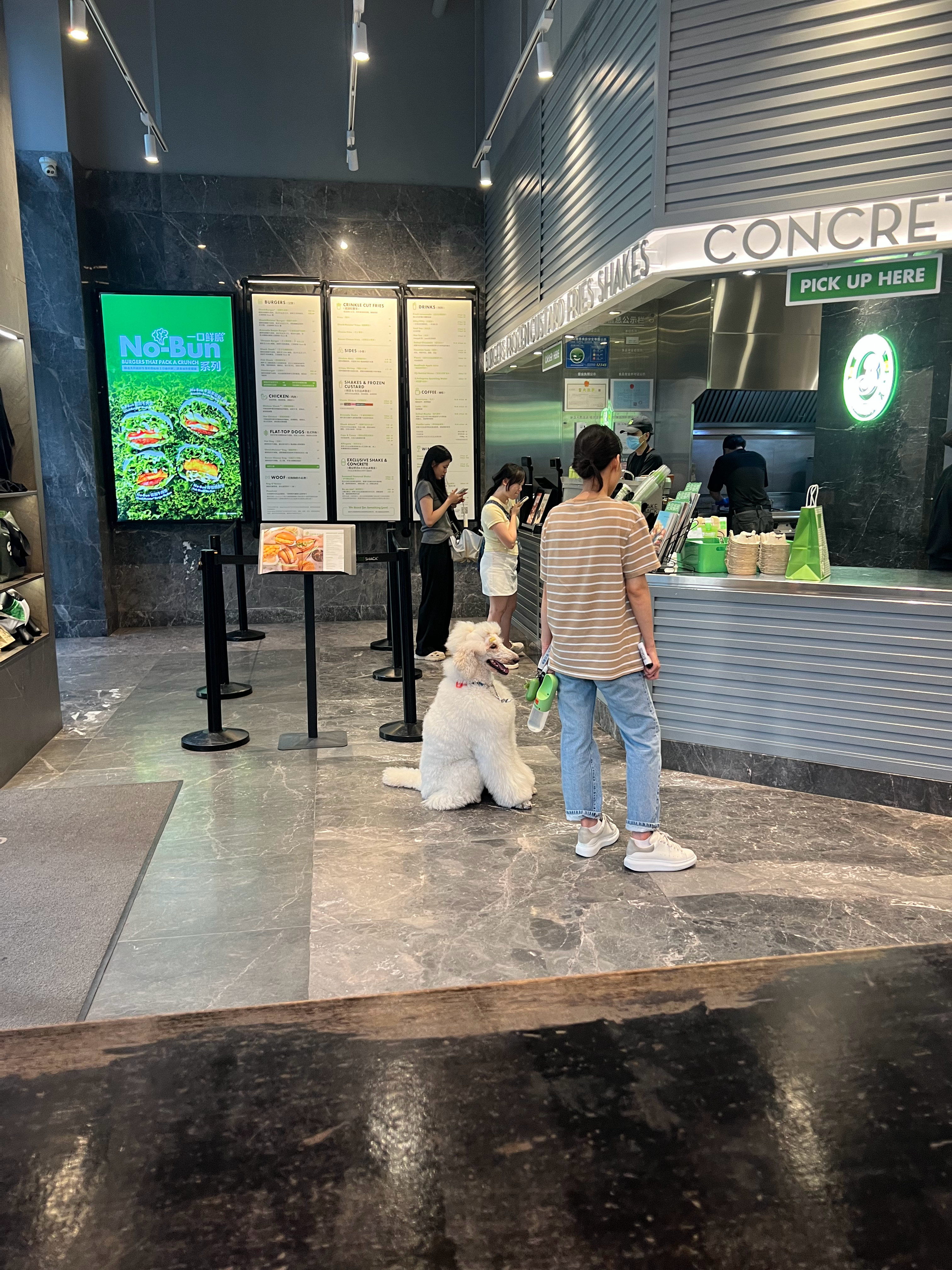不要困在固定的圈子和情绪里，多出门、多尝试、多接触新鲜事物，人一旦流动起来，烦恼