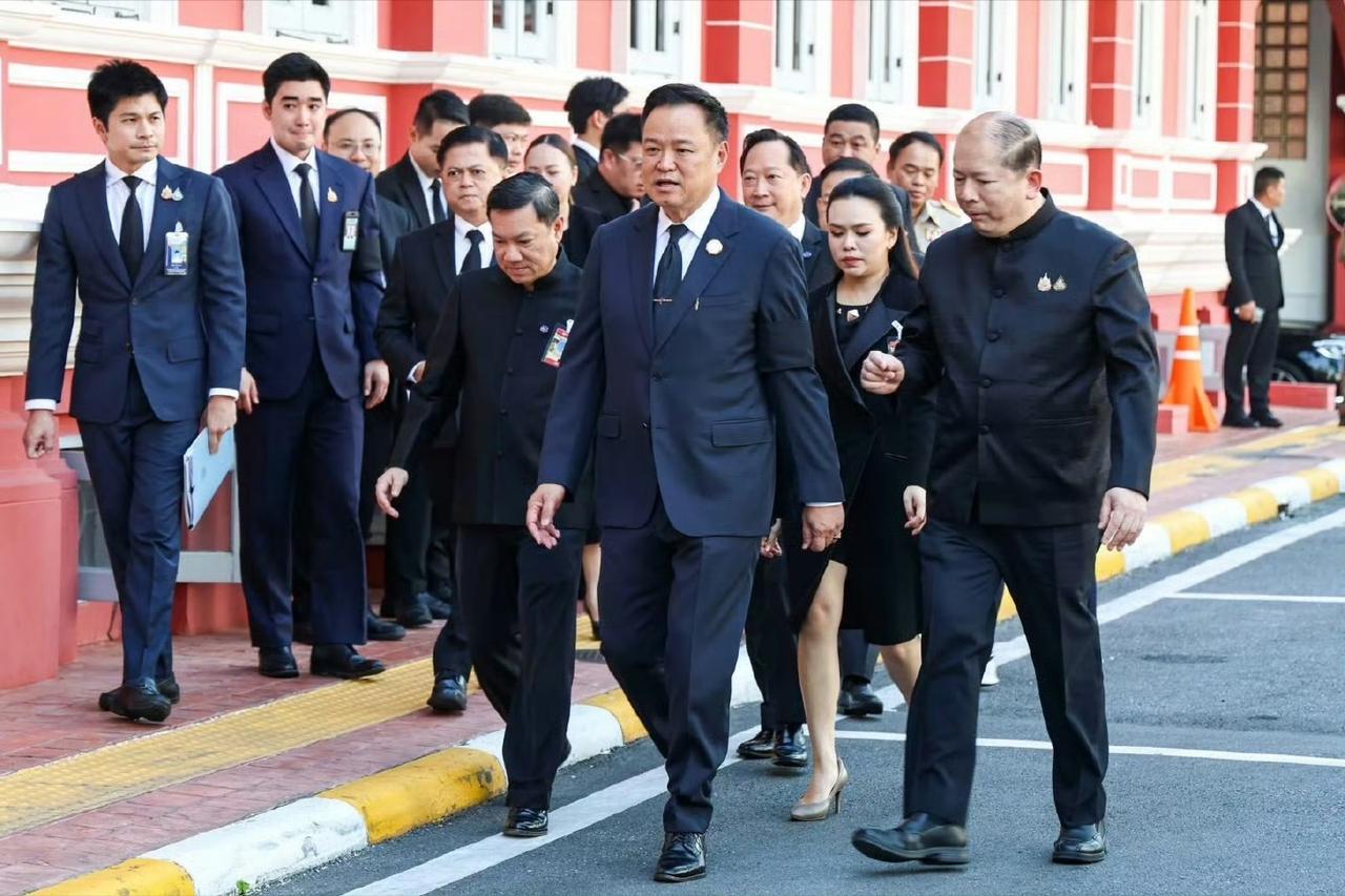 泰国总理阿努廷从一开始就态度强硬，对与柬埔寨停火毫无兴趣。事态已经超越了边境防御