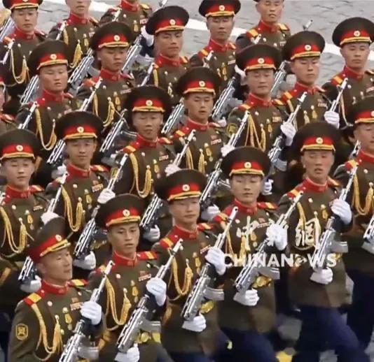 俄罗斯🇷🇺纪念卫国战争胜利81周年阅兵式上，朝鲜🇰🇵军人方队亮相红场阅兵