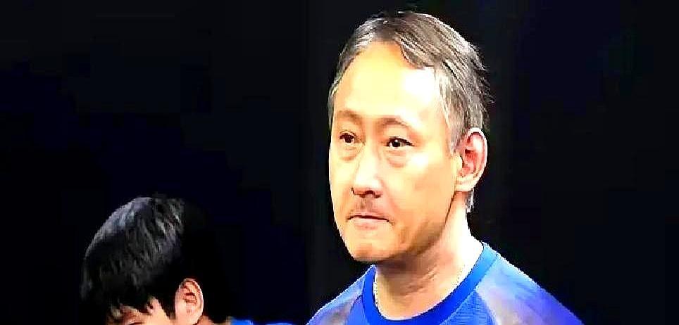 他连输三球瘫在挡板边，世界第四被一个从未赢过自己的人打懵了。你见过决胜局8比8时