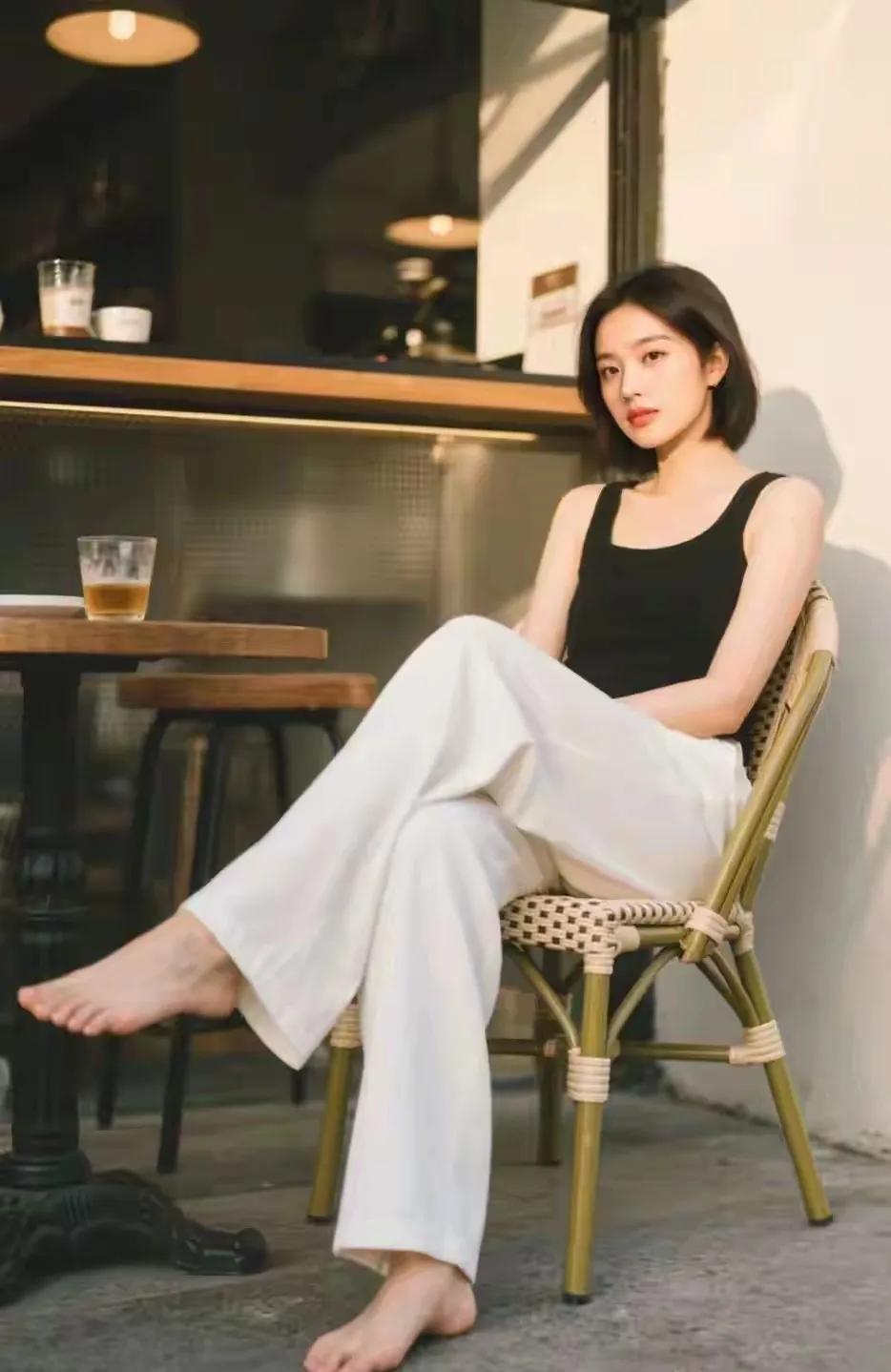 女人太完美，反而没特色了。不过这把椅子，挺有特色的，我喜欢。