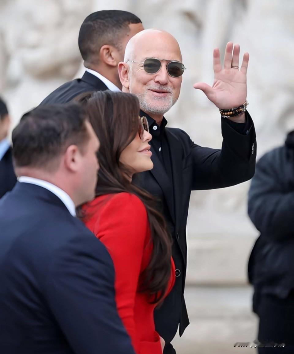 贝佐斯是个体面人，只是老房子着火，遇到真爱就给予婚姻。对前妻也是够义气，该分的钱