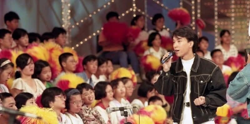 90年代的KTV包厢，只要前奏一响，几乎人人都能跟着唱。《找一个字代替》《999
