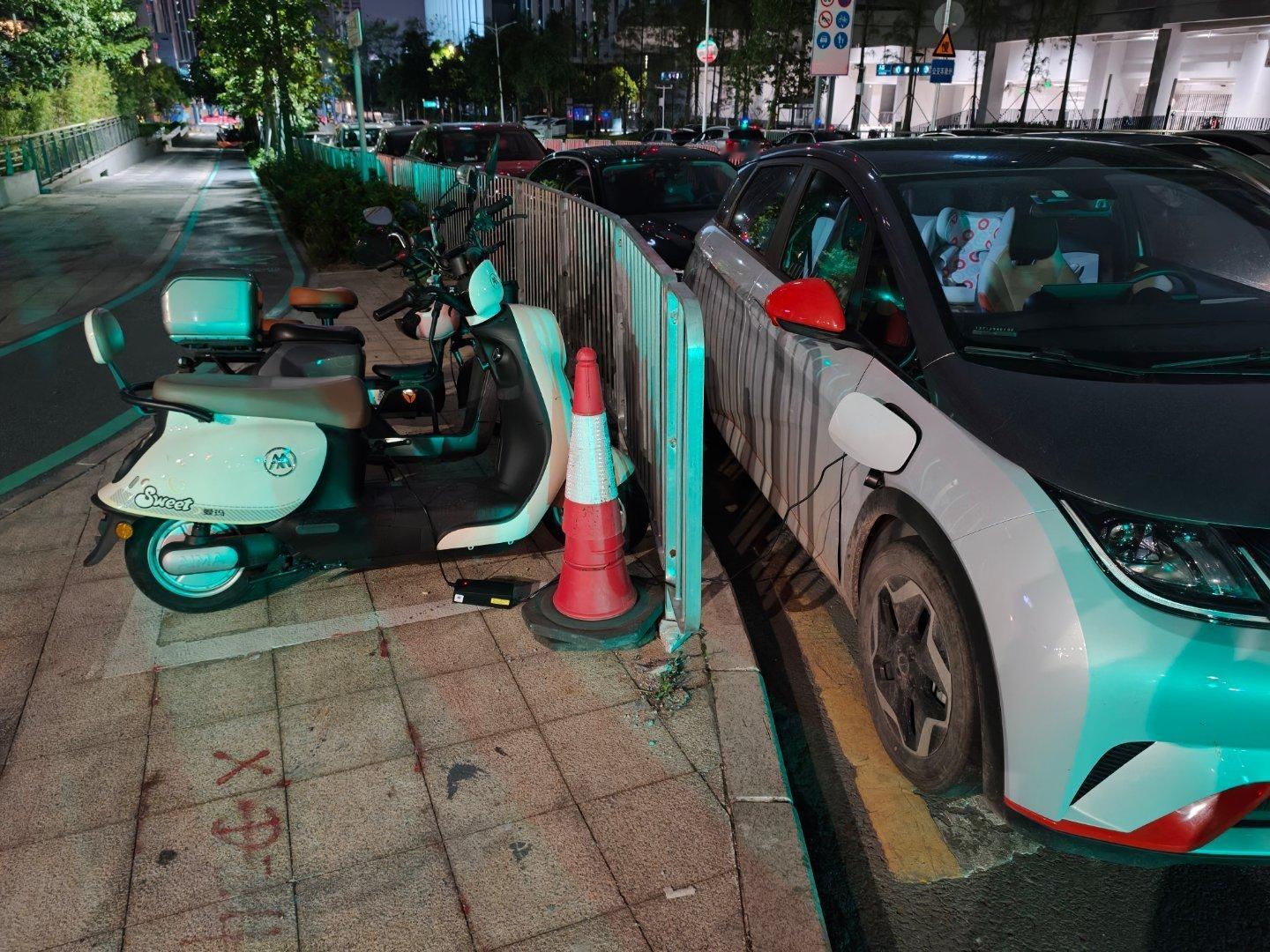 这是个人才把新能源车停在路边，然后外放电给电瓶车充电。[doge] ​​​