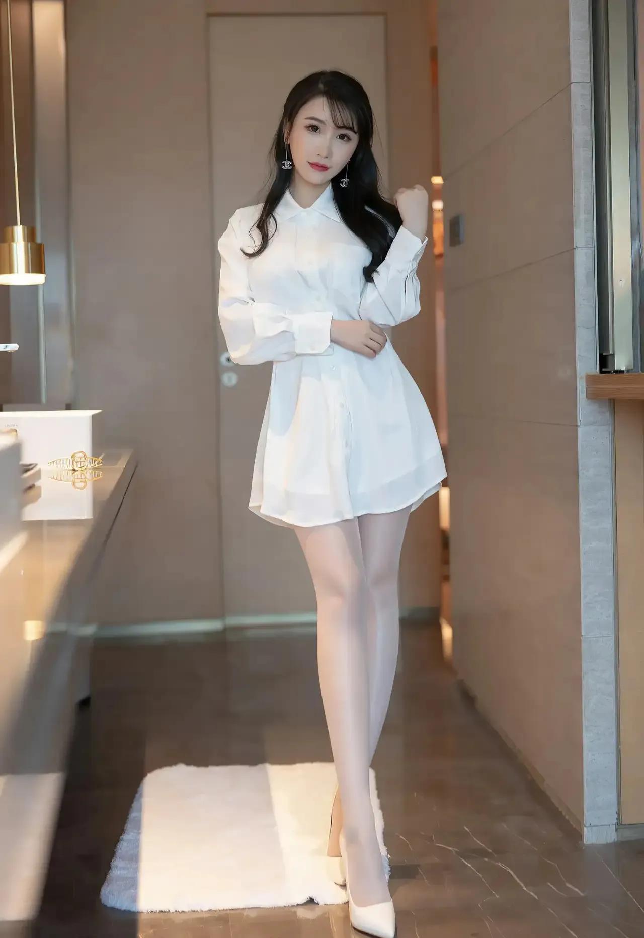 白裙美女，黑风衣美女，一个清纯，一个火辣