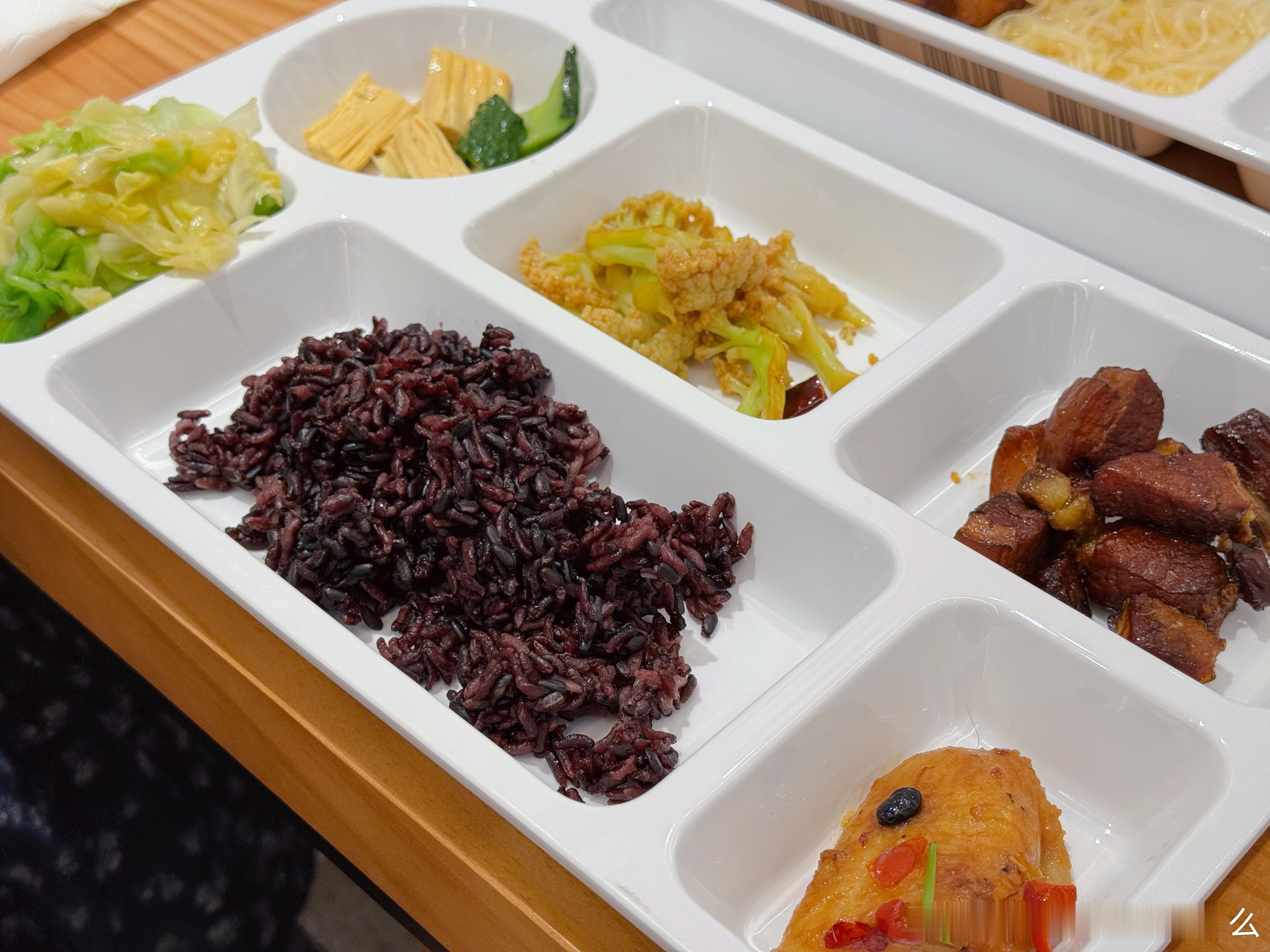 最近的粗粮摄入全靠食堂雷打不动的紫米饭 配红烧五花肉真是太香了  当然素菜也不少