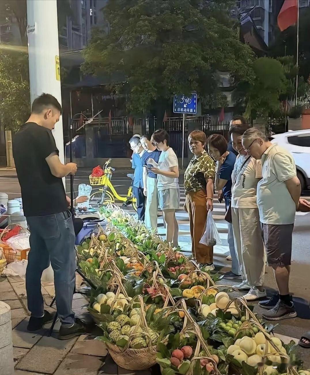 卖水果的新模式，论筐卖，围观群众非常多。