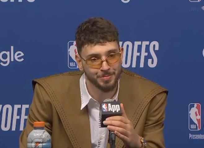 在谈到湖人队球员艾顿因肘击自己被判二级恶意犯规被驱逐时，申京说：“我不想让裁判难