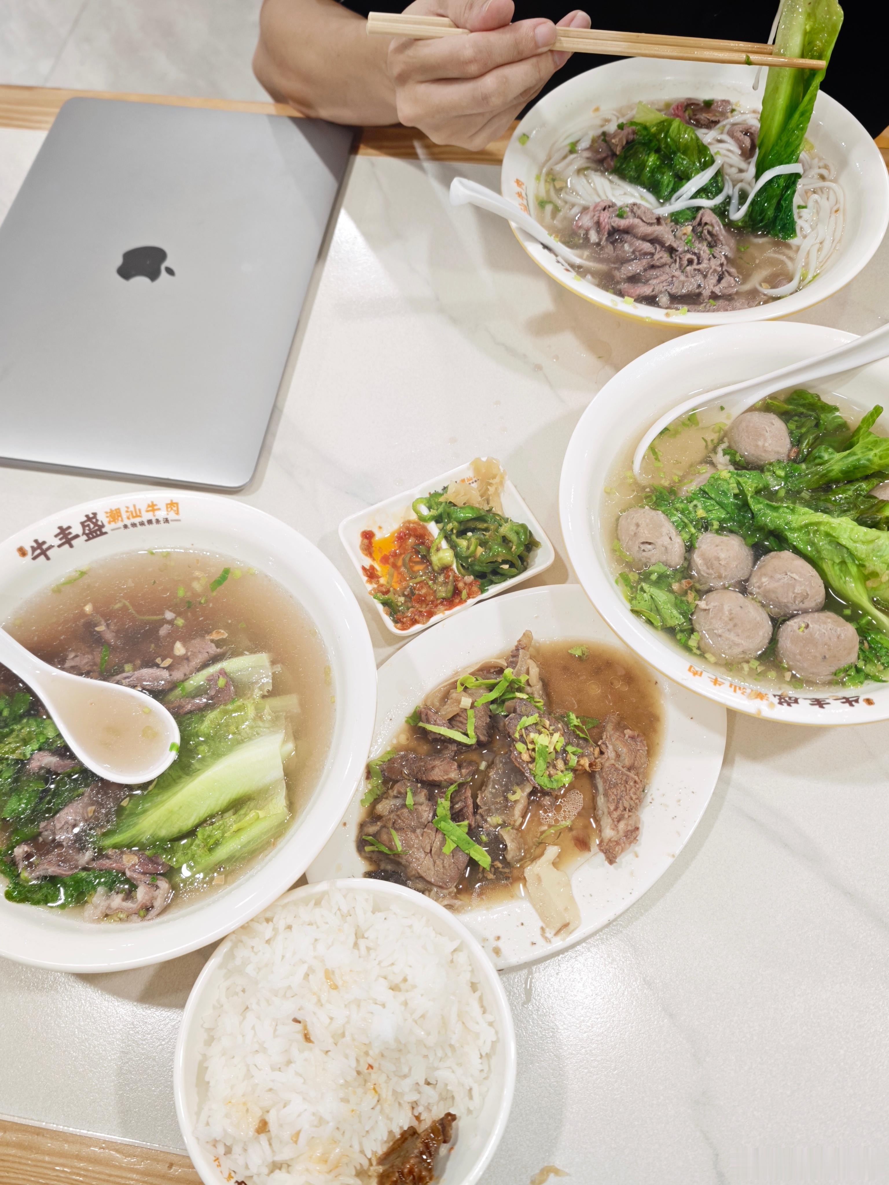 广东的牛肉跟鸡真是太香了 我是个吃啥肉都得吃很熟的 唯独来广东吃这边的牛肉 太嫩