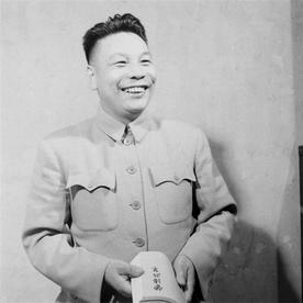 台北市长蒋万安，提起自家的"亲爷爷"蒋经国，出口的第一句从来不是"爷爷"，而是极
