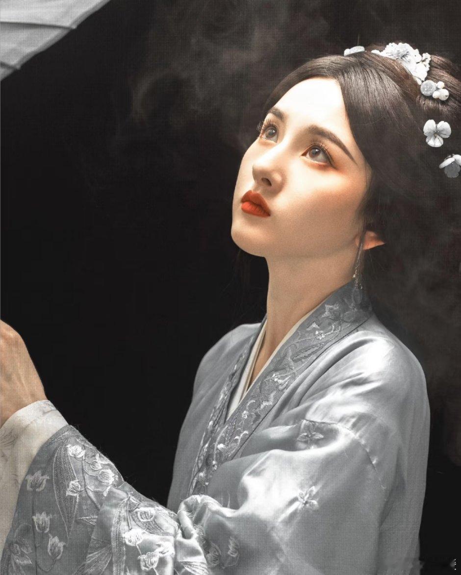 《折腰》：小乔“捞娘家”，竟让魏劭心动？ 在《折腰》里，魏劭起初娶小乔多为顾全大