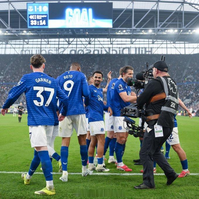 【布兰斯维特赛季报销】埃弗顿主力中卫布兰斯维特，本赛季一直被伤情困扰，只为球队出