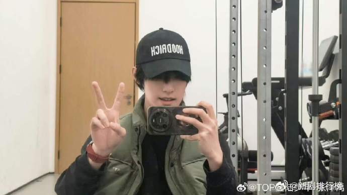 张泽禹的手机壳 真的越看张泽禹的手机壳越觉得好笑，抽象风格直接拉满，完全不在乎什