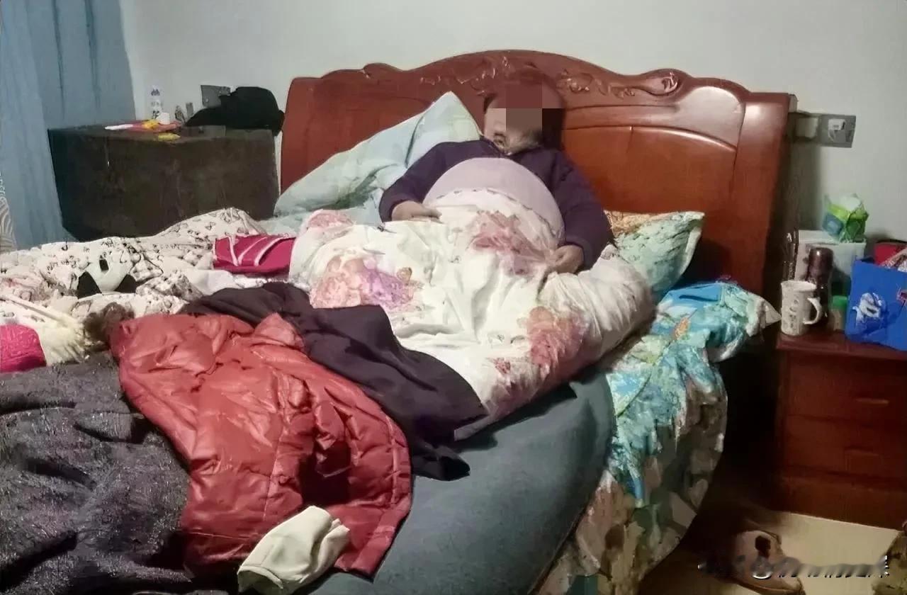 今天休息在家，突然有人敲门。我打开门一看是隔壁的女邻居。女邻居慌慌忙忙的对我说: