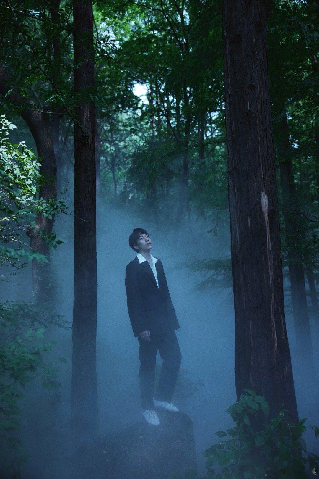 #马思超从林野间走出的斯文败类#请把黑白西装焊死在马思超身上，他真的是太适合这种