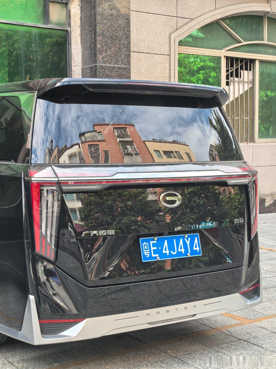 传祺M8宗师真的帅，也算是低价位MPV里面最好看的，没有之一。 