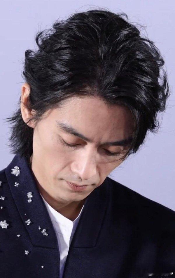 陈晓暴瘦的原因陈晓回应暴瘦真正的演员从不会固守外形，陈晓为《大生意人》减重十几斤