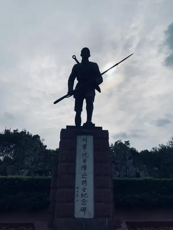 是当年红军战士亲手给牺牲战友修建的陵园，长眠着两万五千多名红军烈士，里面一大半都