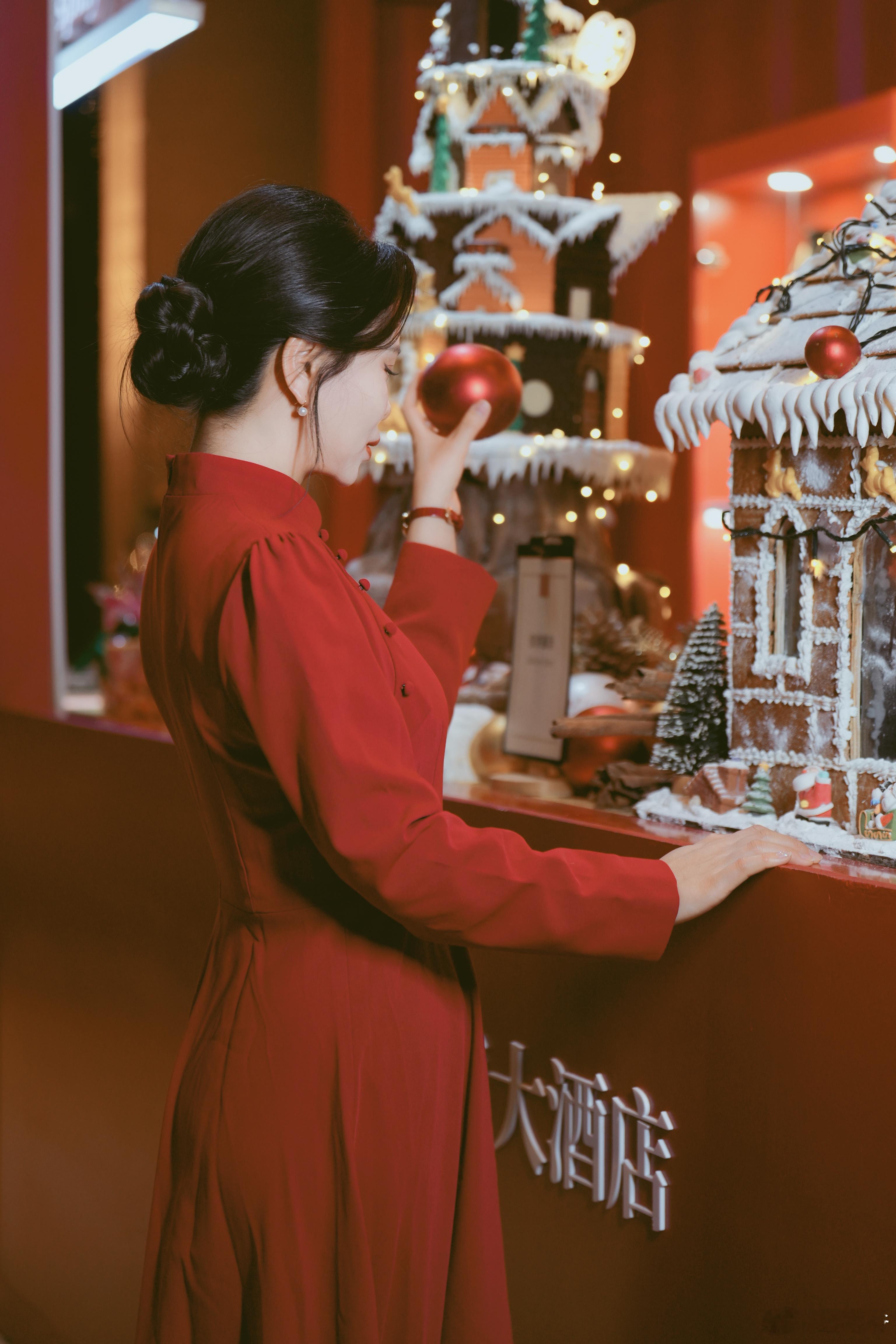 凤凰网财经主持人刘美希 这款旗袍的设计和春夏系列相比，融入了更多冬季元素，刘美希