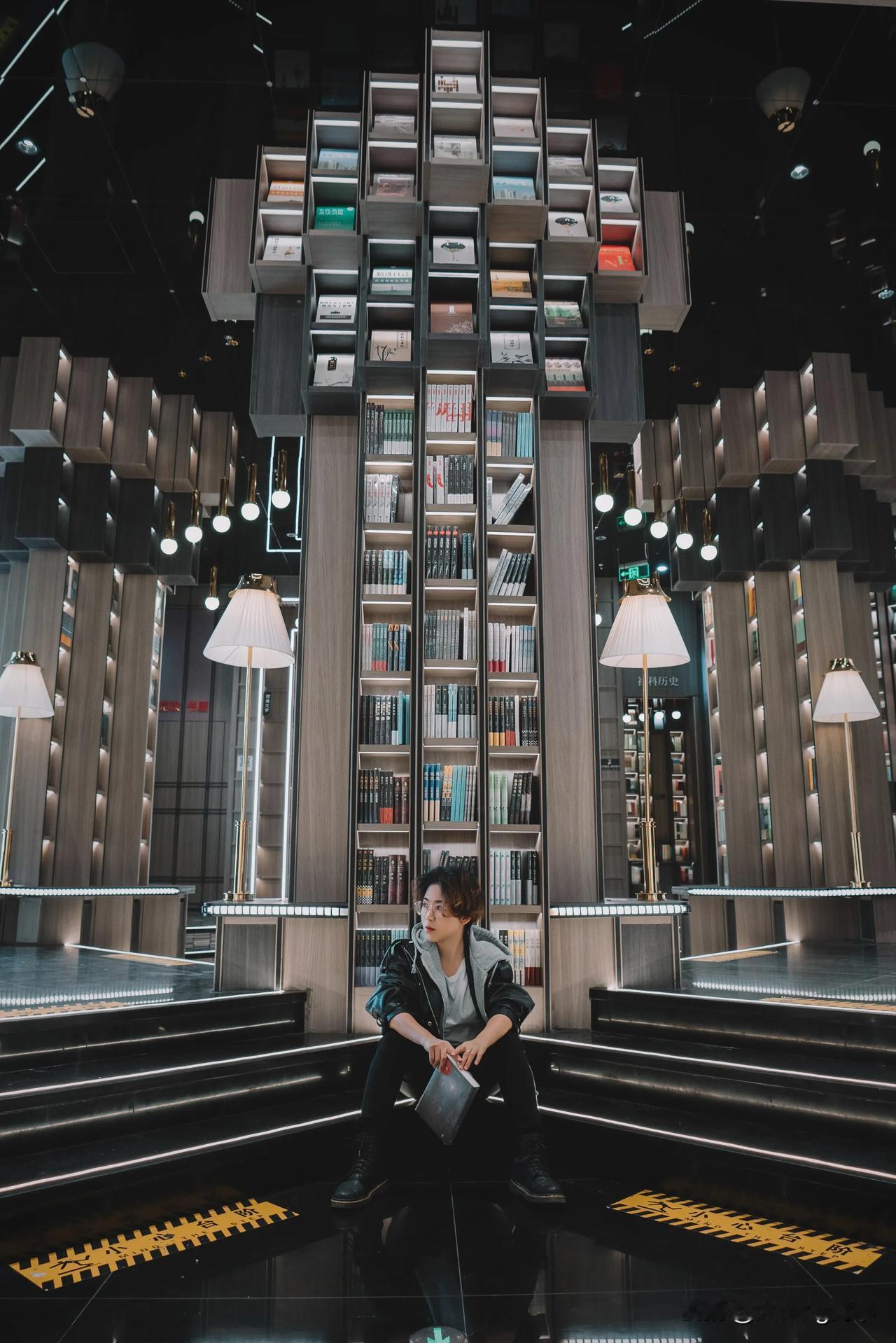 深圳钟书阁｜藏在书店的魔幻之梯📚

一城开一店的「 钟书阁 」终于来到深圳啦～