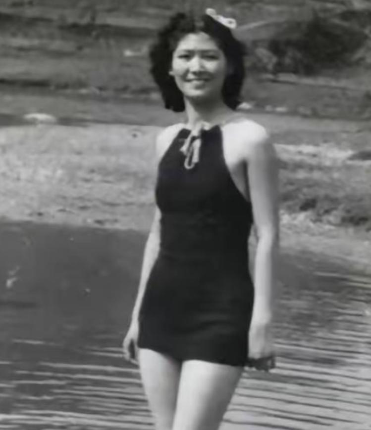 1914年，31岁的阎锡山，娶了14岁的小妾，洞房之夜，阎锡山对小妾说：“你躺下