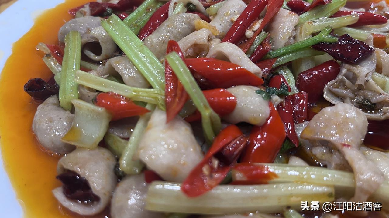 今日份快乐：一盘香辣肥肠，香到舔盘！没踩坑高兴。