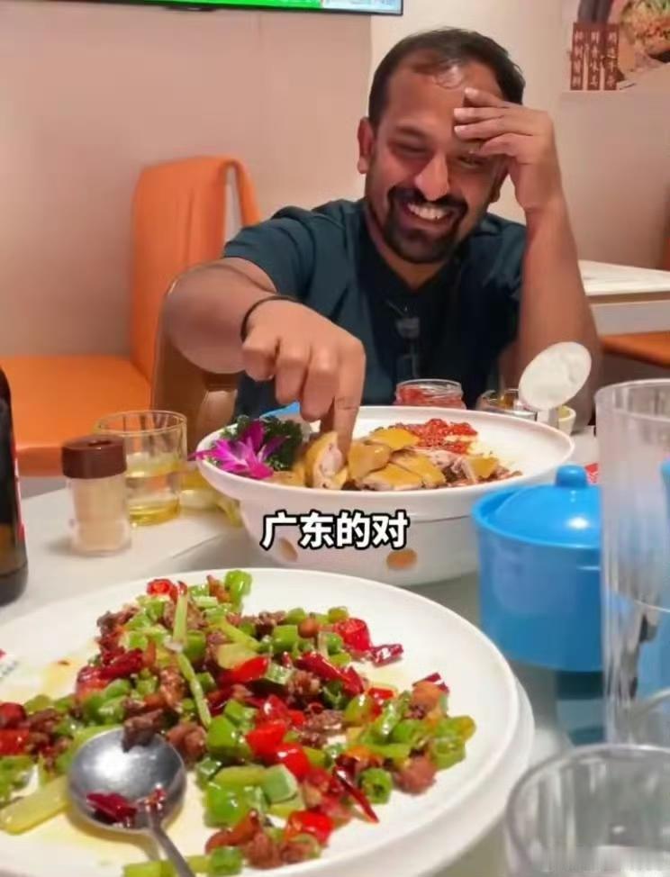 印度人用手抓着吃饭吃菜，太恶心了！文明，岂能向野蛮退让？ ​​​