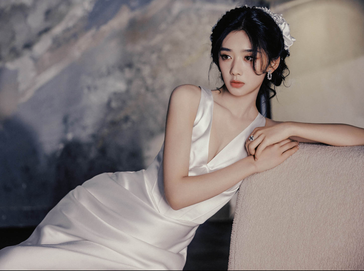 被王影璐掐脖这一下拿捏了 烟雾缭绕间的眼神对望，发丝轻扬尽是风情。当指尖轻触脖颈