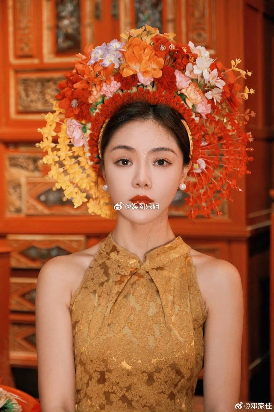 端庄大方，国泰民安脸真的是富贵无极的传统审美👍邓家佳金旗袍簪花图 ​​​