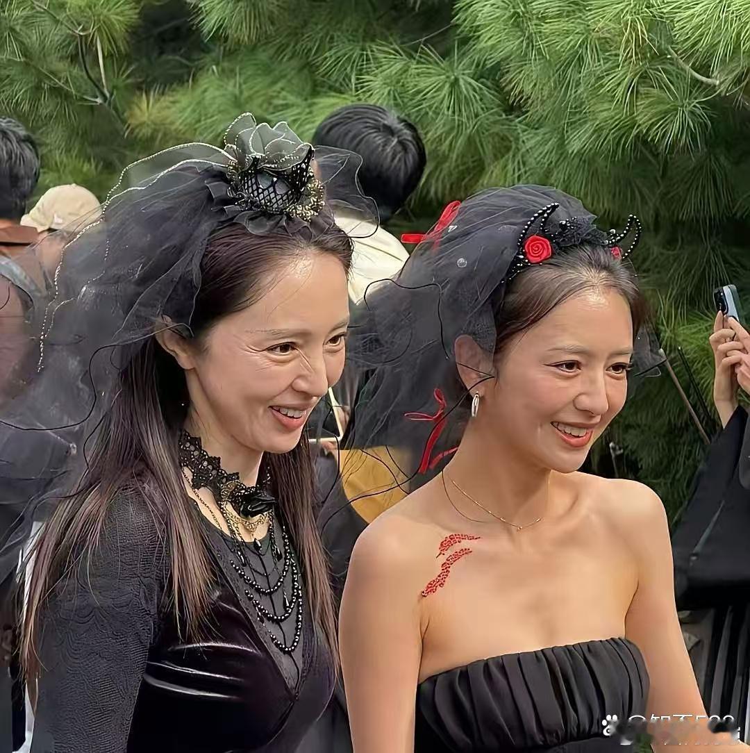 董璇和佟丽娅的素颜照太能打！两人五官依旧精致，皮肤状态通透自然，就算没化妆，也难