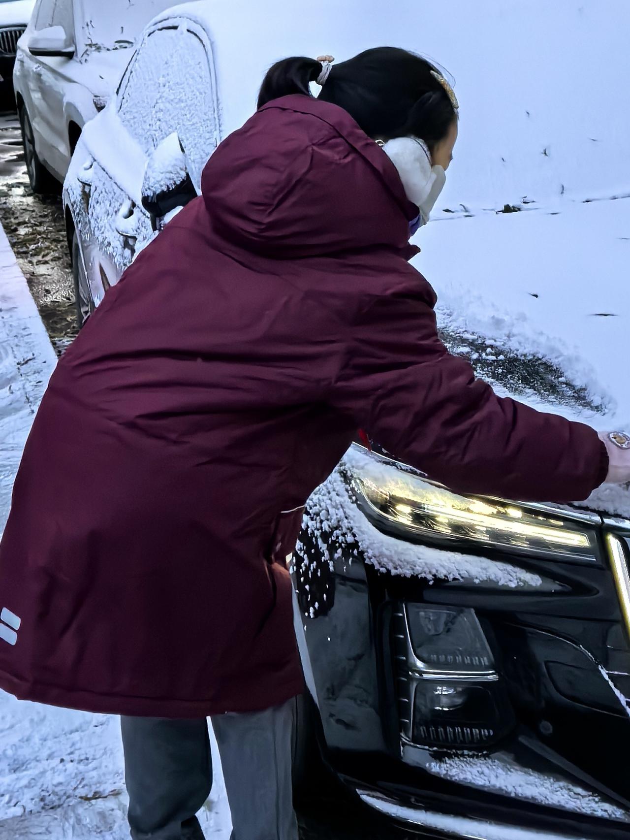 兰州昨晚的这一场雪，把欢乐给孩子们降了下来。