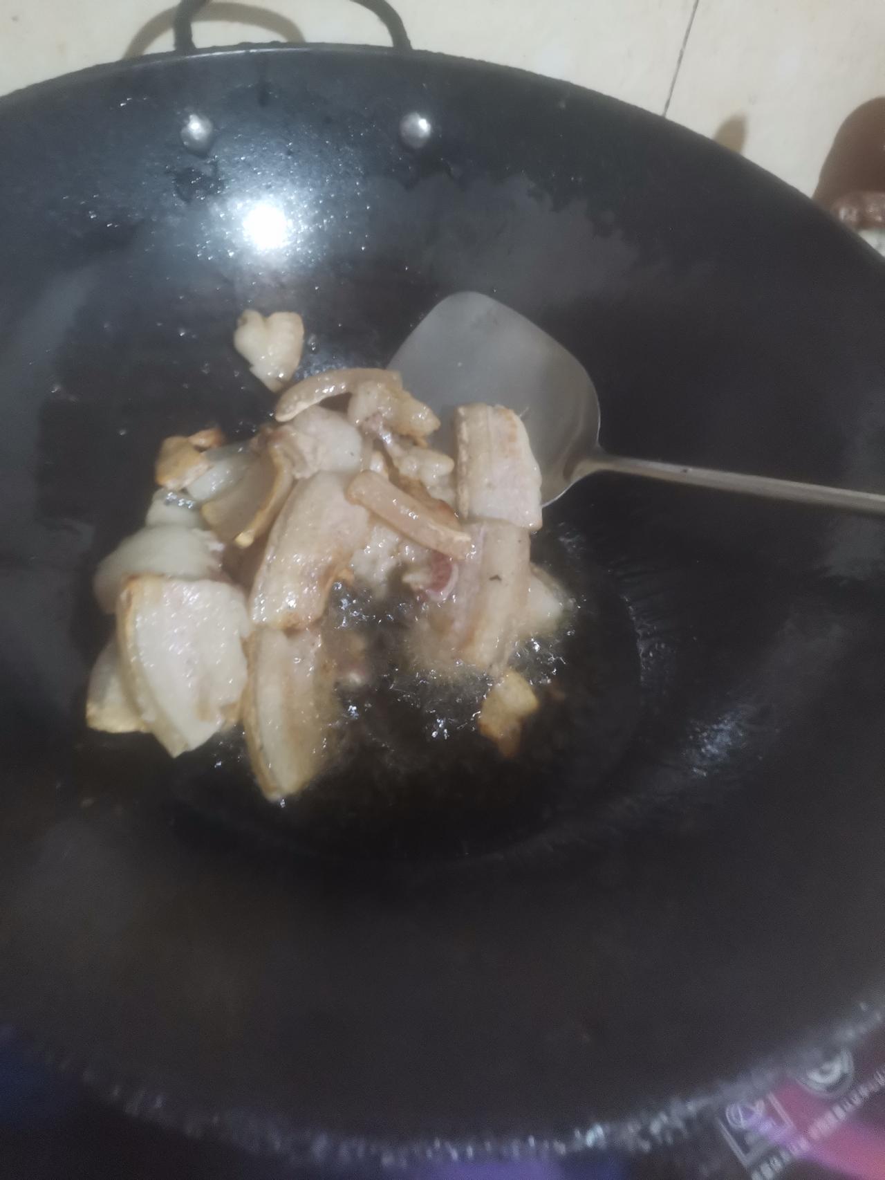 上午十点去我妈家。
我妈在超市买的肉，才8元一斤。
这肉非常炒得出来油。
一小块