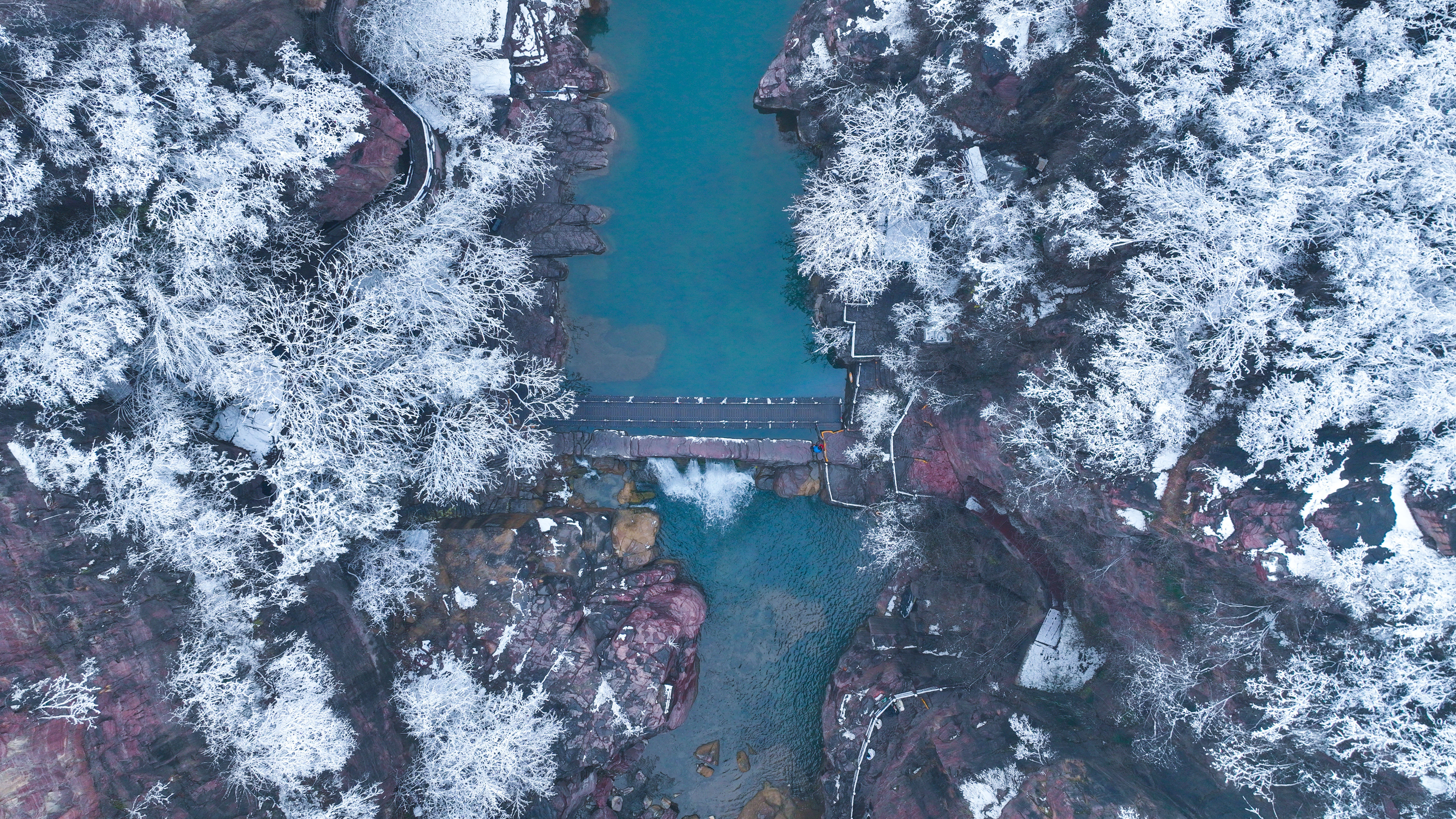 【#雪后的云台山美如仙境#[心][憧憬]】十四亿年的地质奇书！雪落红石峡有多美？