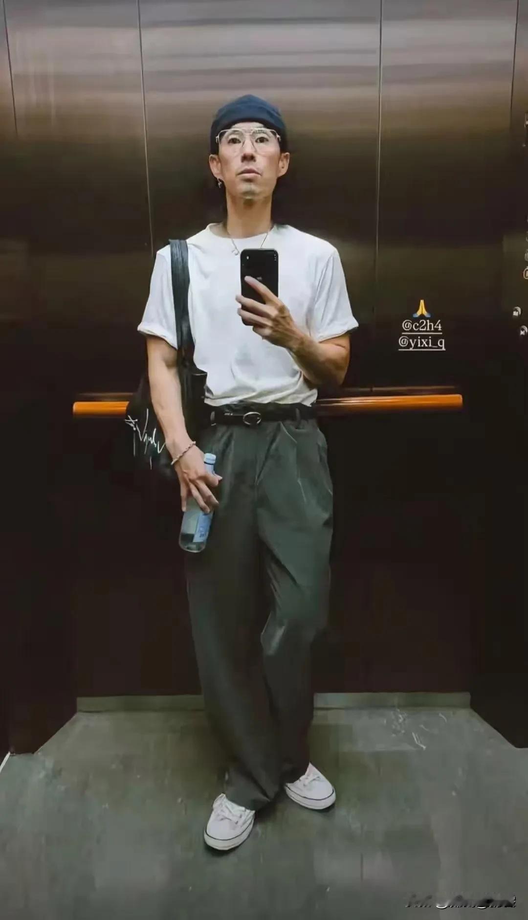 天啊！这是谁？骨瘦如柴，原来是F4之一的吴建豪。

看报道说过，吴建豪一直坚持健