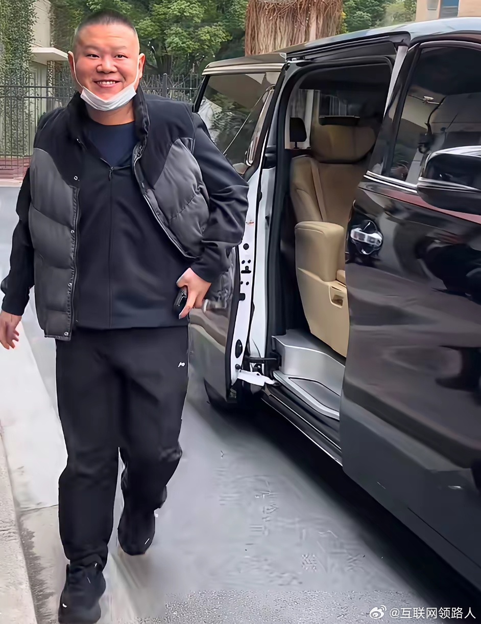 岳云鹏现身上海德云社的瞬间。 