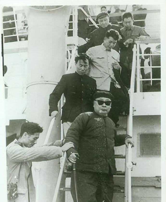 1960年，咱们就从印尼大规模撤过侨啊！[大笑]一下子接回来6万多难侨（据《新中