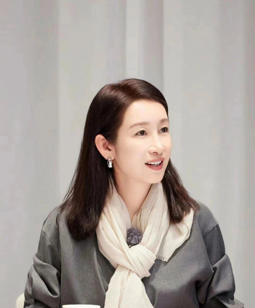 曾经有个著名光头主持人问秦海璐：“你觉得妩媚对一个女人来说重要吗？”秦海璐反应很