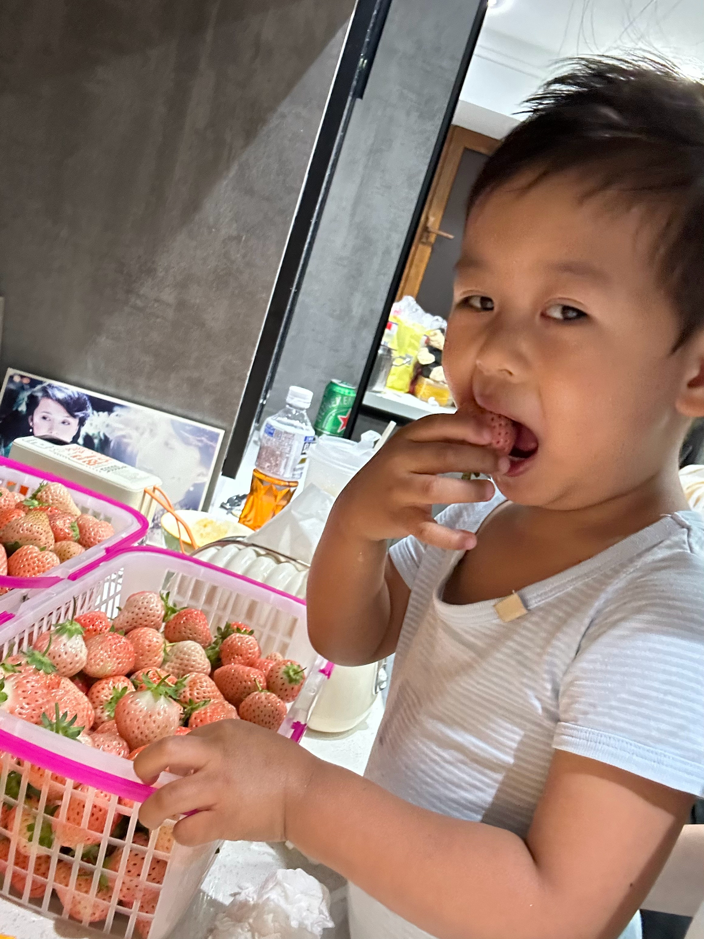 笑成这样是因为……老鼠掉进米缸里！（肤色是因为背光拍摄，请勿恶意揣测🙂 