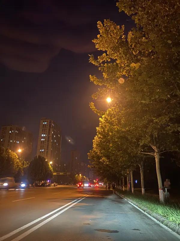 真正让男人加倍珍惜的女人，有很多独特特质。
她们有底线和原则，不会为了留住对方就
