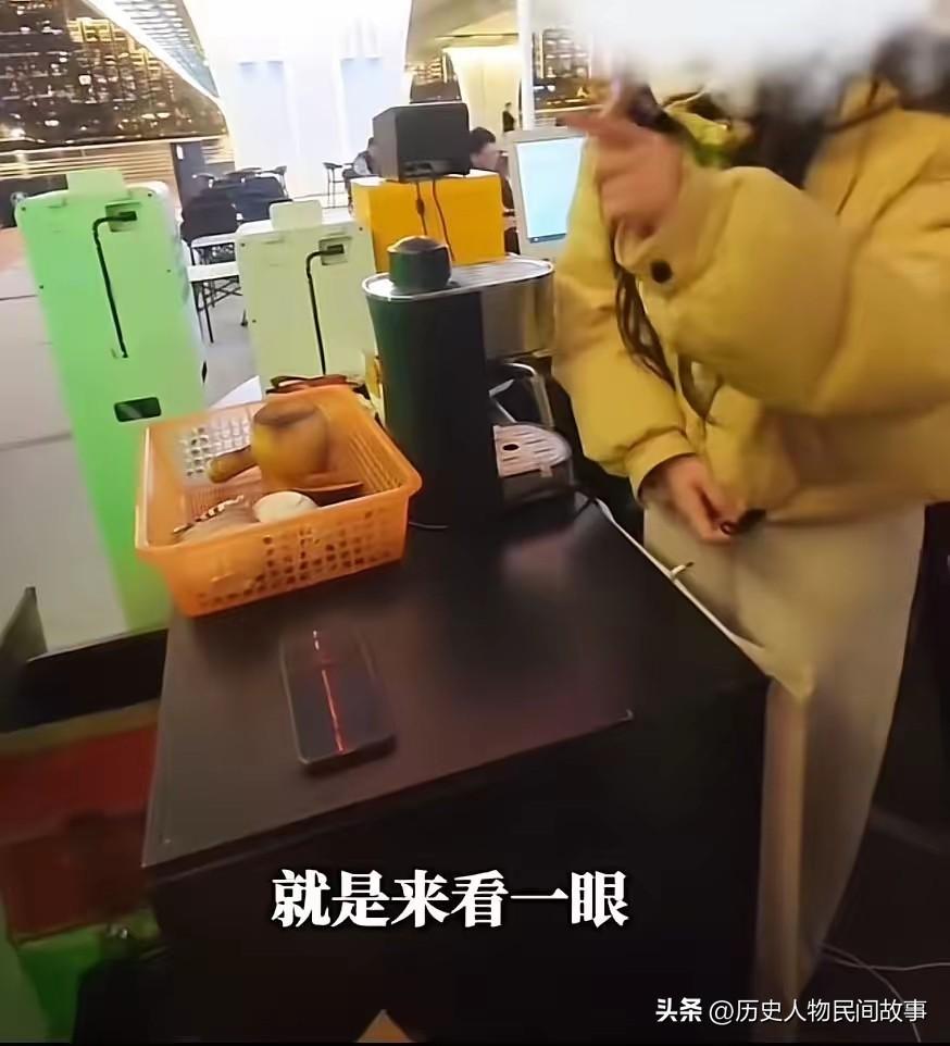 这里给你一段完整、自然、符合日常吵架逻辑的对话，直接就能用：
 
客户：“看一眼