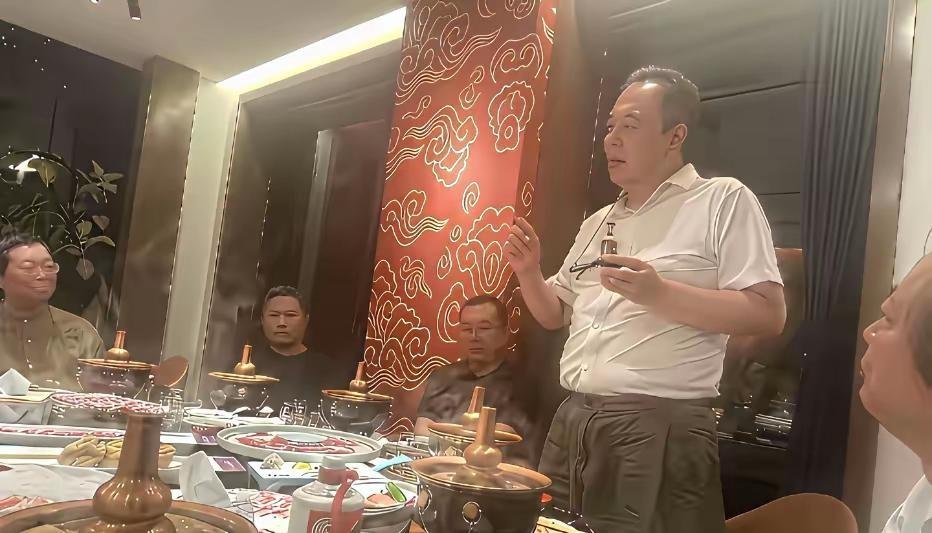 一个英国人，在中国演了几十年戏、写了不知道多少幅字、挣了多少钱，这事最近又被翻出