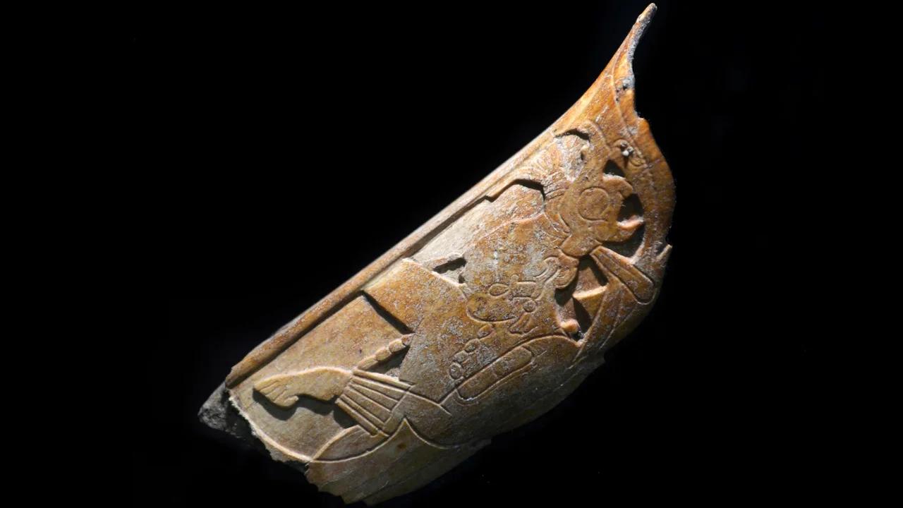 人的骨头雕出来的

玛雅人的考古新发现

1100年前

玛雅人用来装饰鼻子

