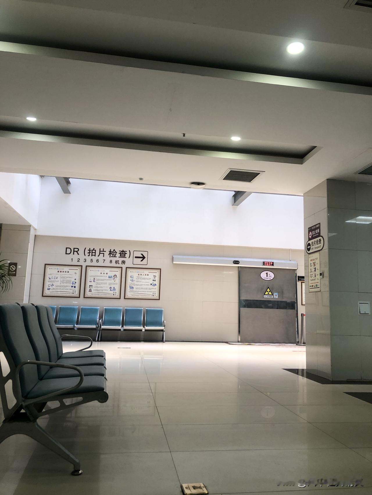 走进医院，心里总不是滋味。有人说这里是新生的希望，拍个片查清楚问题，就能对症下药