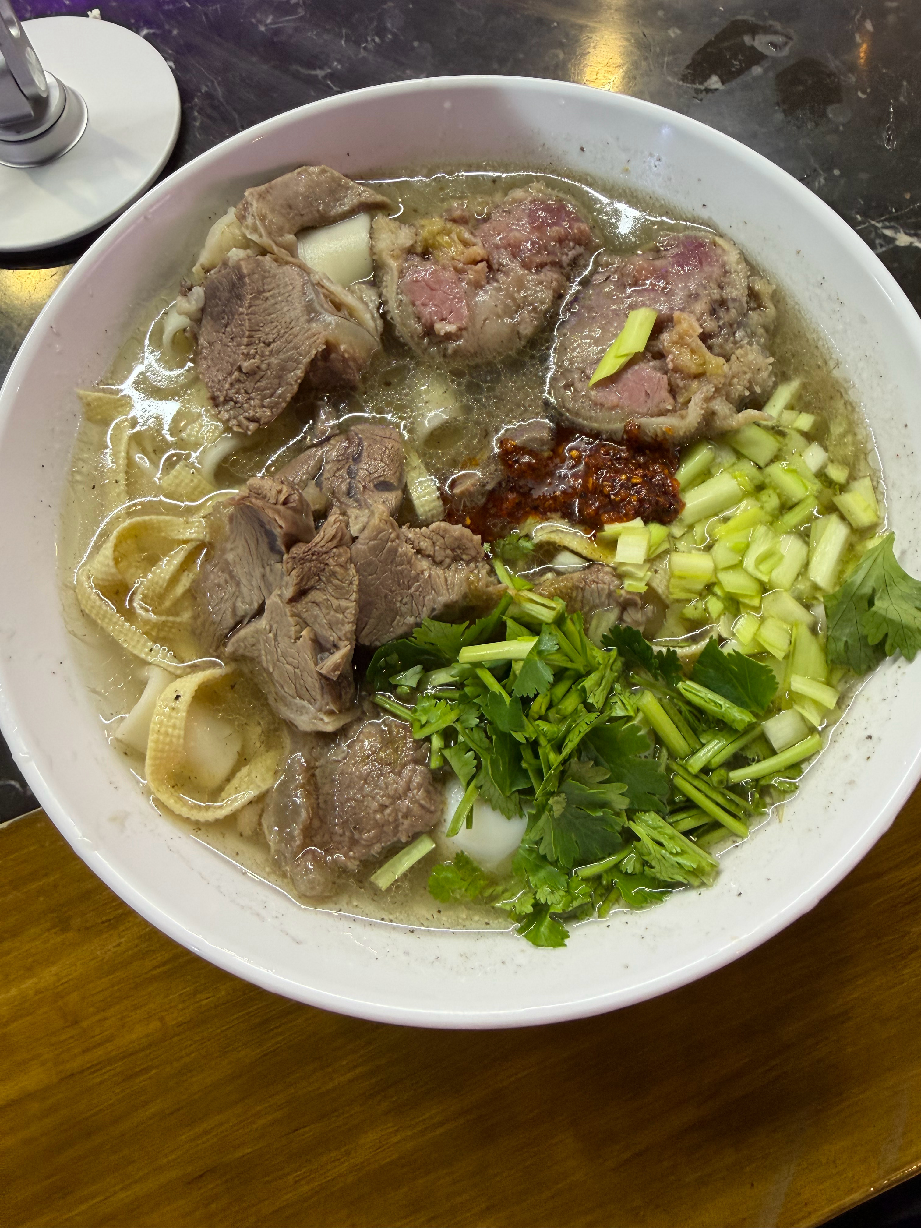 天冷了，怼碗烩面，烩面15，肚包肉8元 