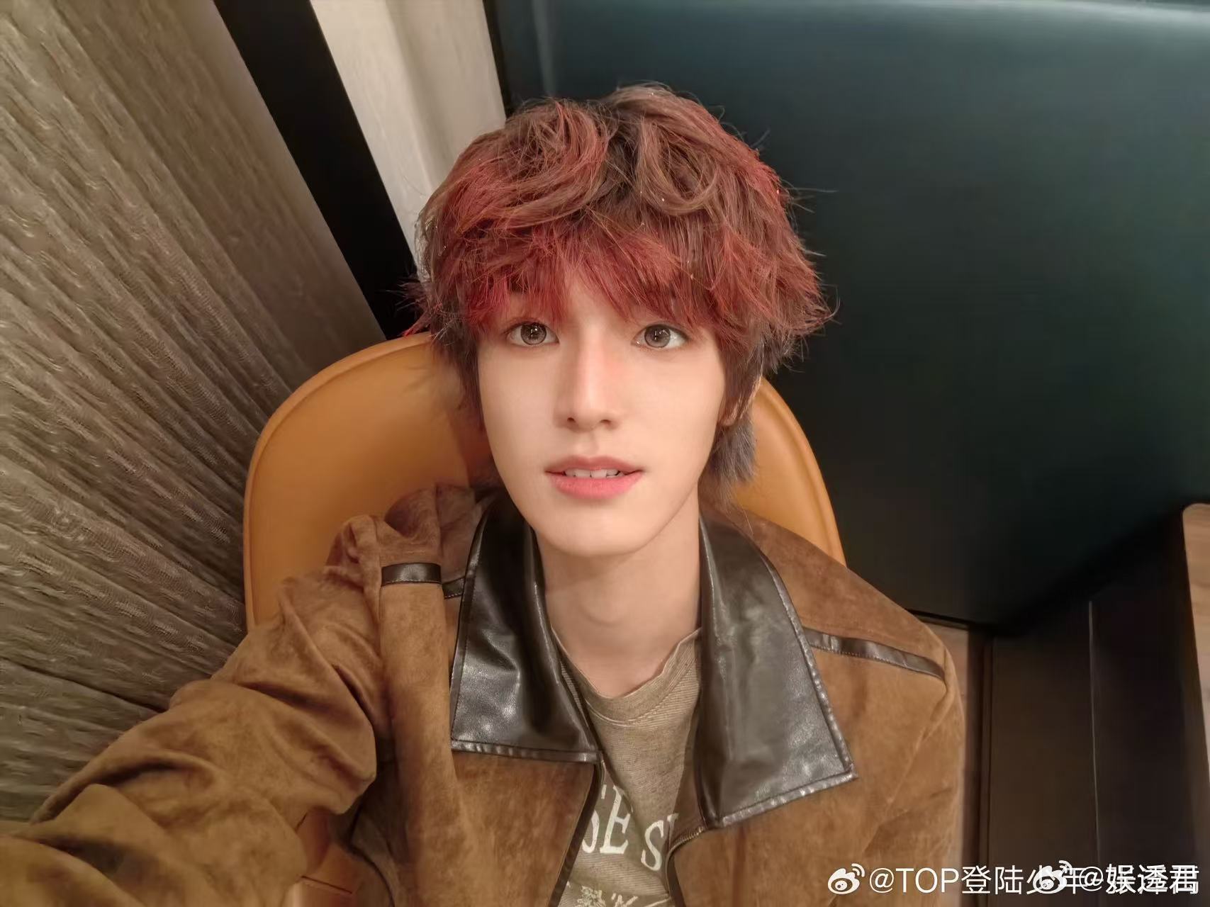 张泽禹卡点到公司很慌张泽禹卷毛戴帽 卷毛搭配帽子氛围感十足，卡点到公司的小慌张太