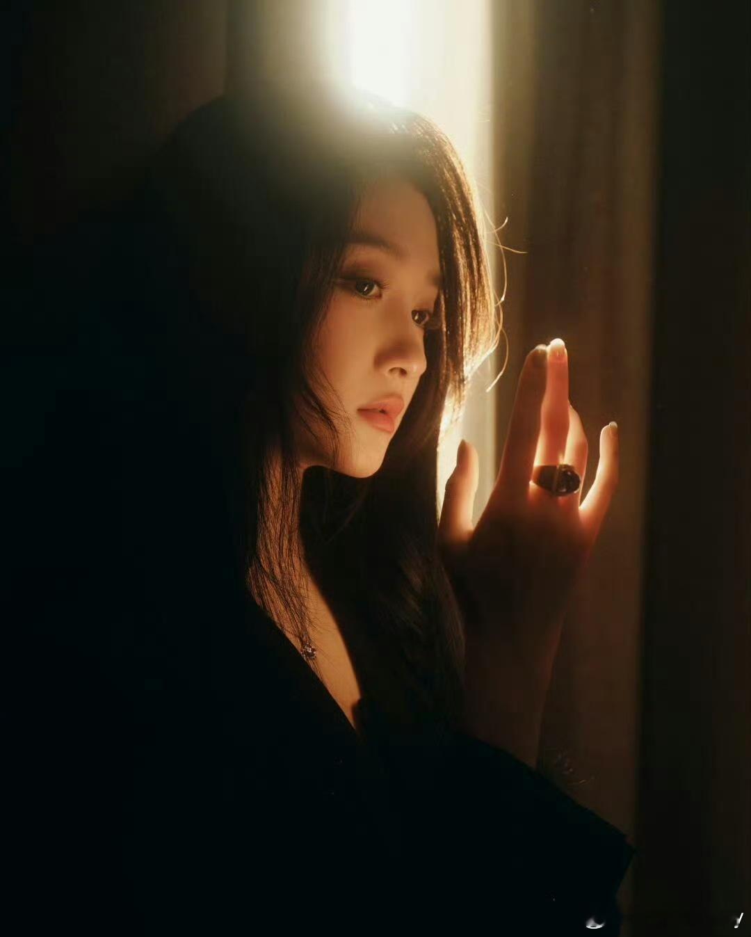 关晓彤早就爱你老己了该热梗源于游戏台词“爱你老妈明天见”的方言改编（如山东、湖北