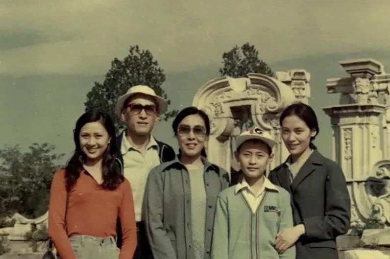 图一 电影《谭嗣同》主要演员合影 王玉梅 宋晓英 王志华
选王玉梅来演慈禧太后，