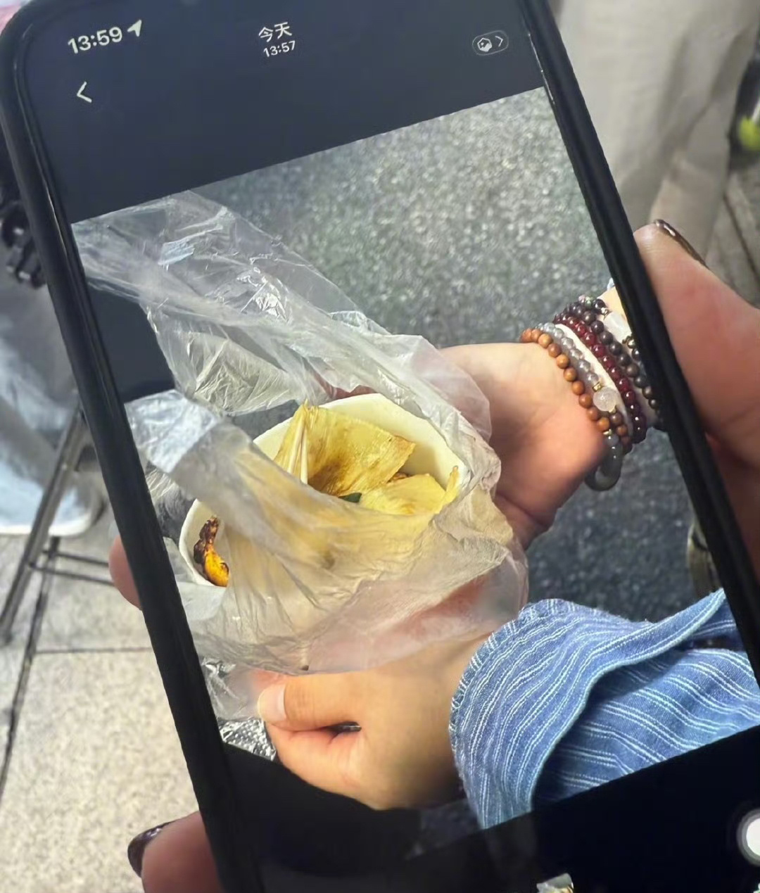 也是有生之年看到了张婧仪摆摊卖烤冷面了，收到烤冷面的粉丝要爱婧仪一辈子了