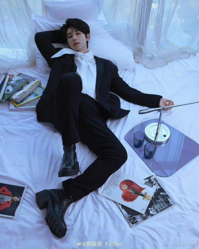 郭俊辰直播 不白来都不白来郭俊辰直播突袭咯，惊喜加倍。新发色一亮相，适配度满分。