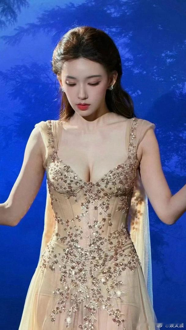 程潇身形曲线优越，匀称饱满的好身材实在让人惊艳。 